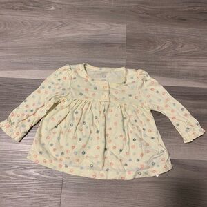 4/30$ Gap- flowery Longsleeve , light yellow with flowers 3-6months
